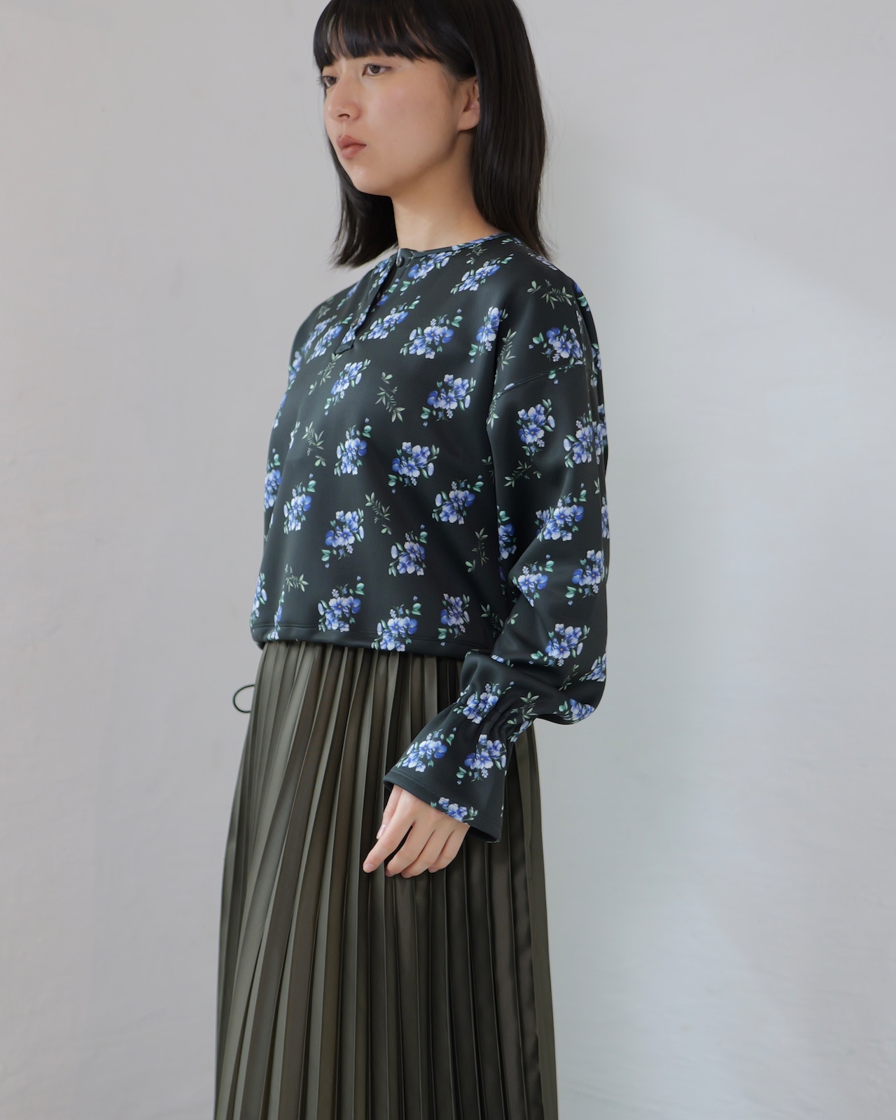 【RITSUKO KARITA - Louise flare pullover ：Night garden｜ダンボールニット／ドローコードシルエット】