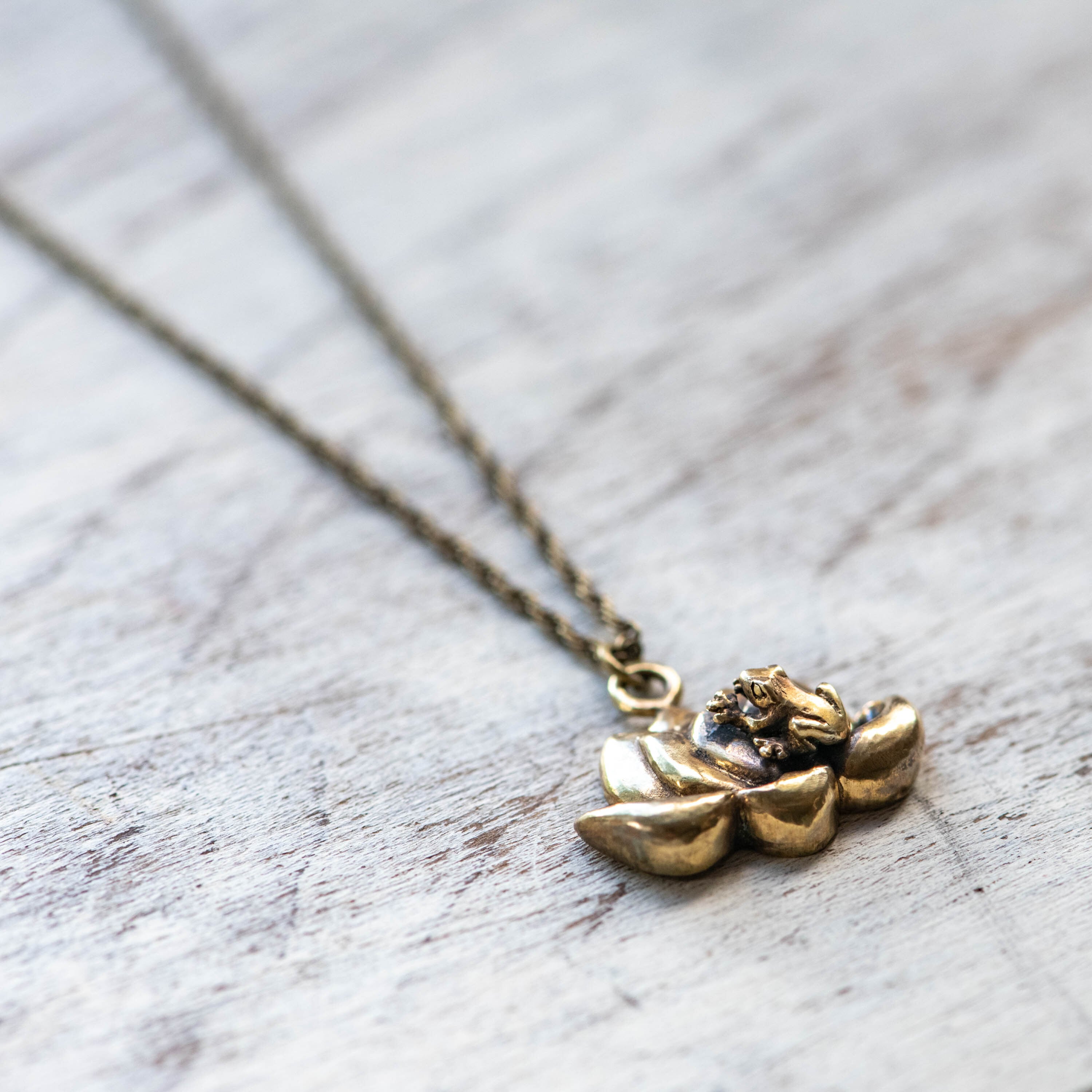 蓮の花を愛でる蛙の真ちゅうネックレス | カエルの時計屋さん