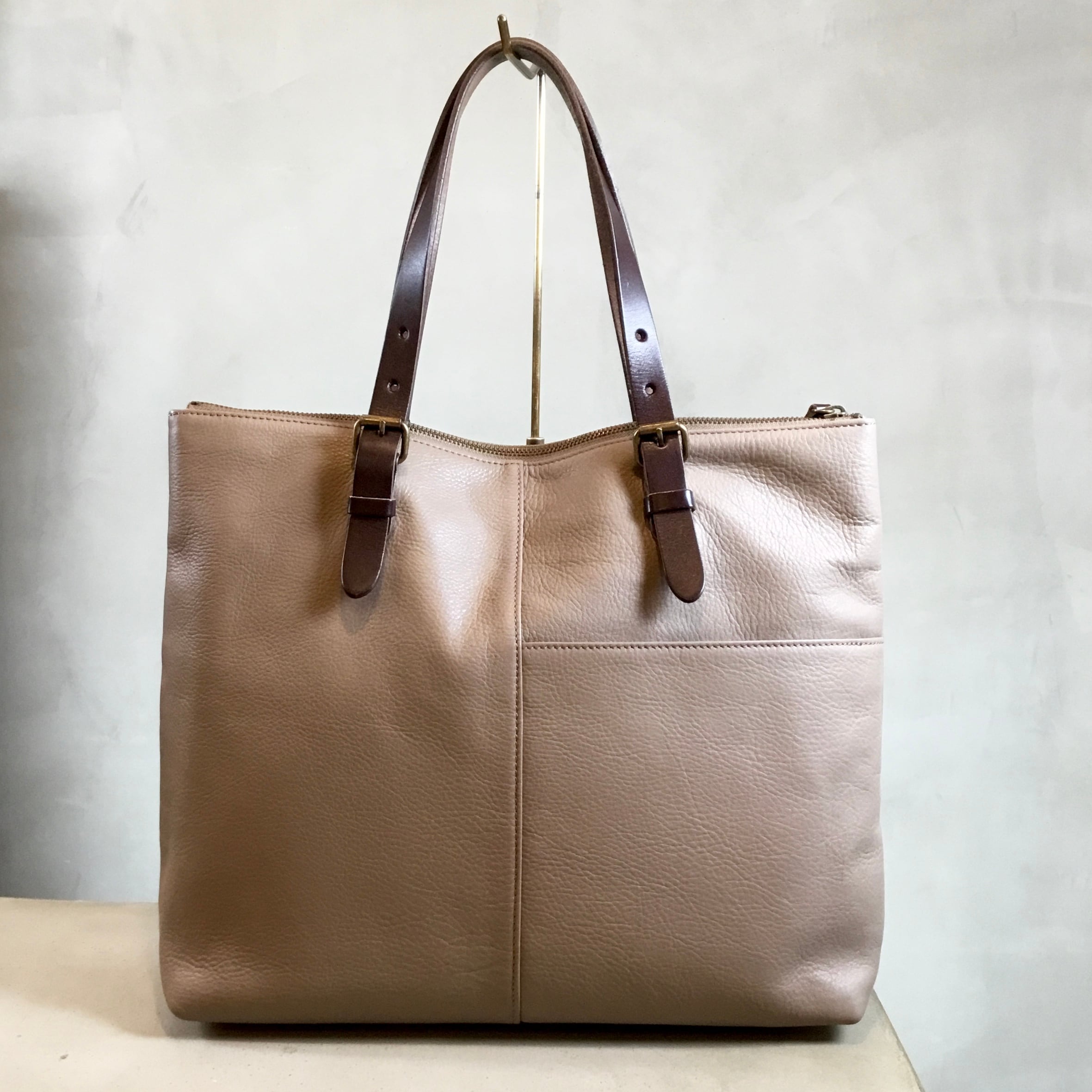 グレージュオーク」柔らか牛革のシンプルトートバッグ／レスデザイン