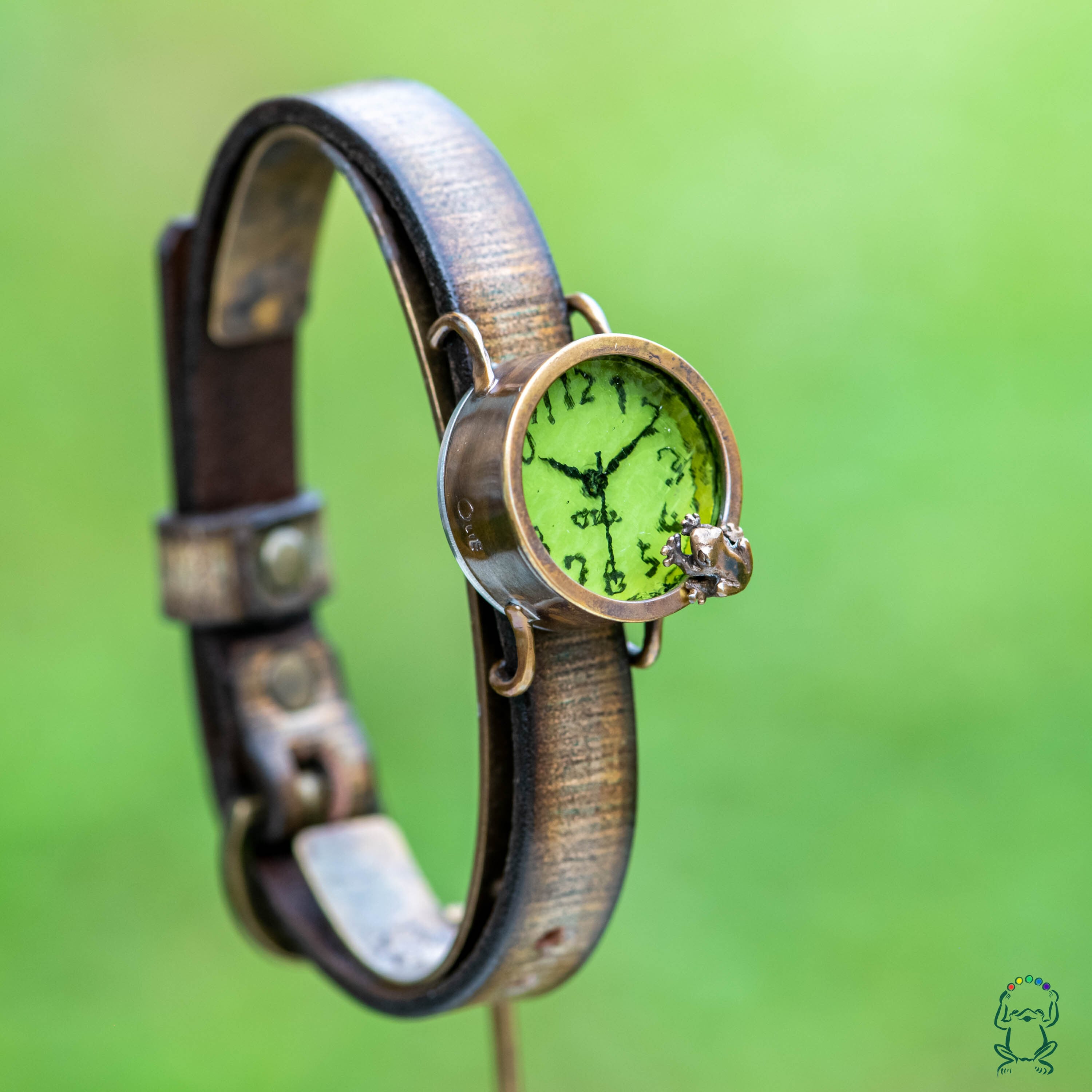 池をのぞく蛙腕時計Sライム | カエルの時計屋さん