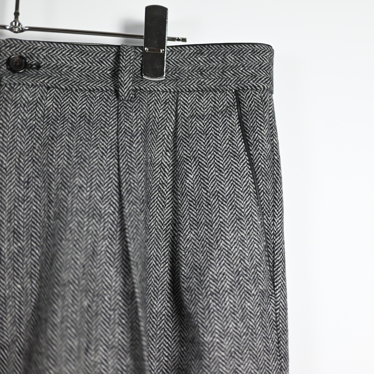 INTERIM / INDIA WOOL CLASSIC HERRINGBONE WITH LEATHER PIPING 2-TUCK STRAIGHT SLACKS