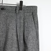 INTERIM / INDIA WOOL CLASSIC HERRINGBONE WITH LEATHER PIPING 2-TUCK STRAIGHT SLACKS