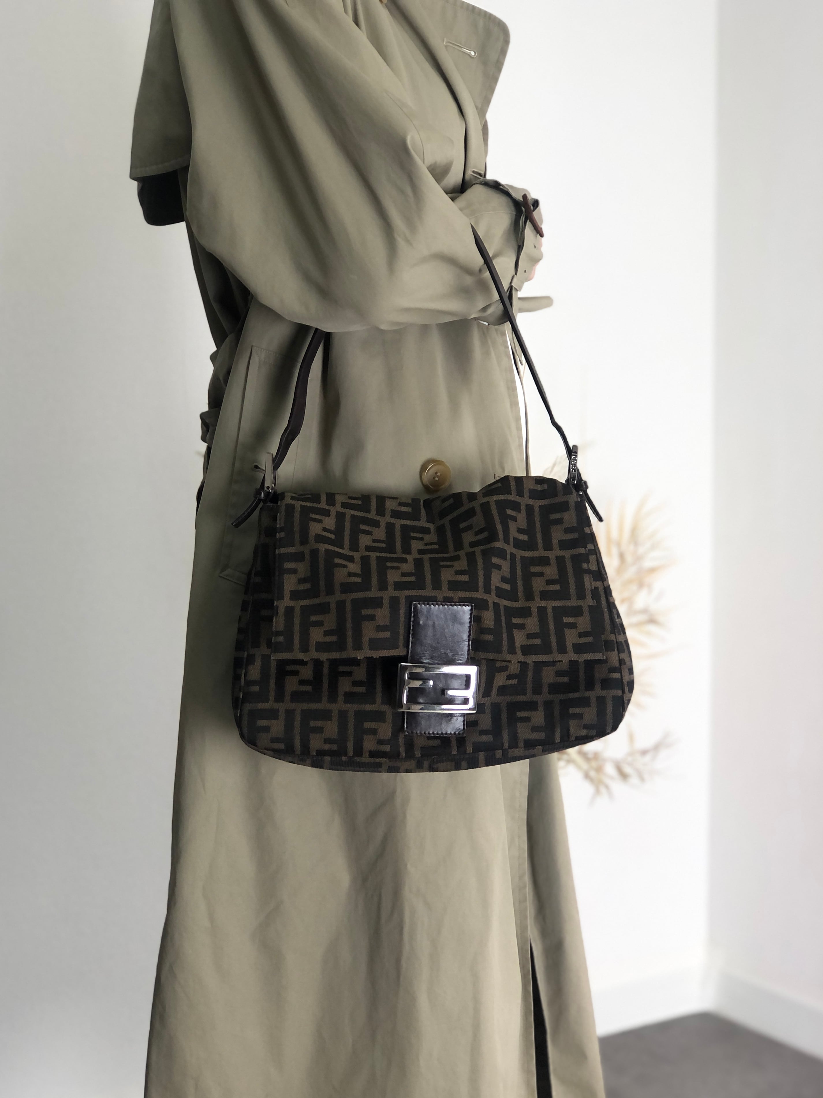 FENDI フェンディ マンマバケット ハンドバッグ FFロゴ FENDI