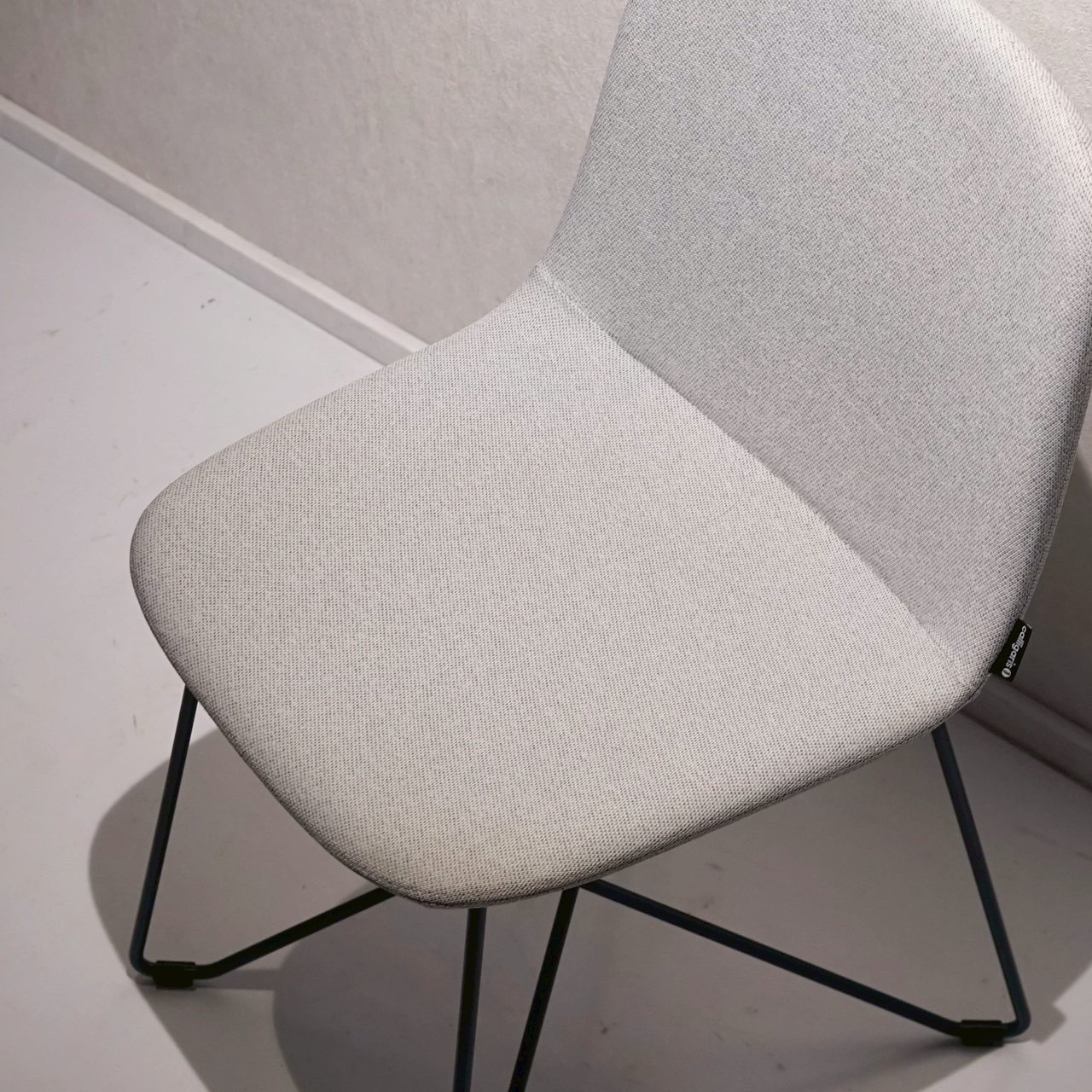 Calligaris カリガリス VELA ヴェーラ ダイニングチェア アームレス チェア 椅子 ファブリック イタリア製 モダン コンテンポラリー ミニマル