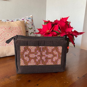 刺繍の中型ポーチ紫式部　ファスナーポーチ　シピボ族の泥染め