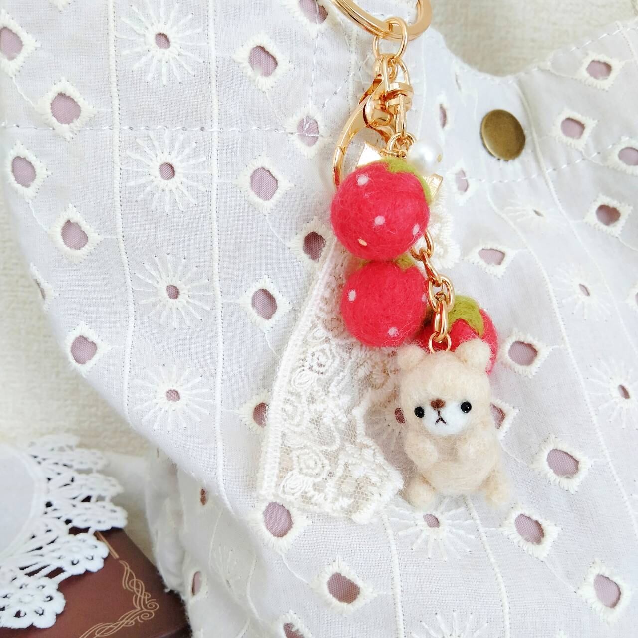 ナチュラル好きさんに♡いちごくまキーホルダー | chama ナチュラル
