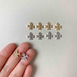 ジルコニアの十字メタルチャーム（16K/プラチナメッキ）