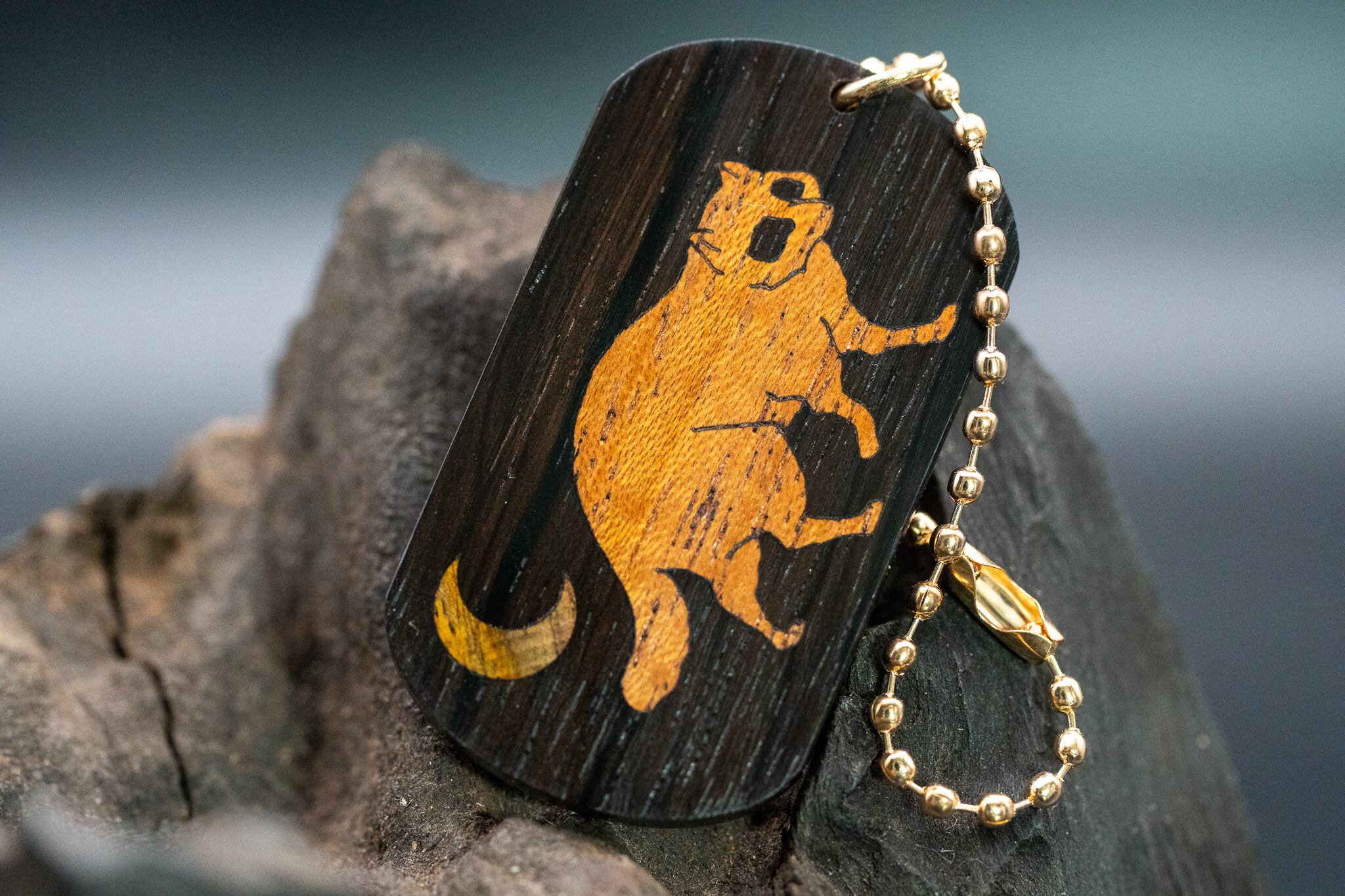 【音楽業界屈指の銘木】 ハカランダ ドッグタグ 象嵌 三日月とたぬき