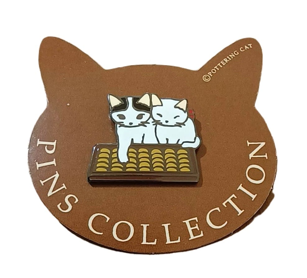 ポタリングキャット】こけし（ピンバッジ） | 沼ネコストア