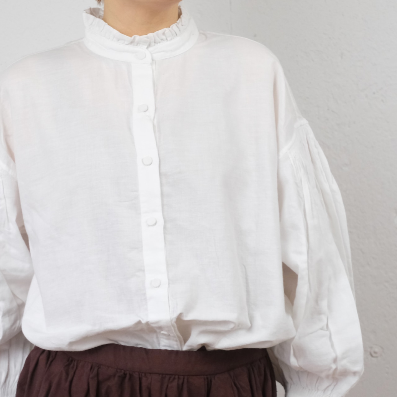 maison de soil (メゾンドソイル) カディコットン フリル襟 ピンタックブラウス