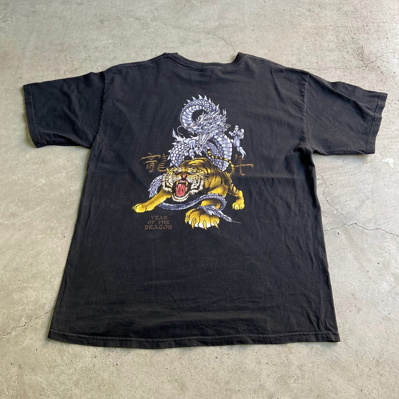 YEAR OF THE DRAGON ドラゴン タイガー 漢字 バックプリントTシャツ