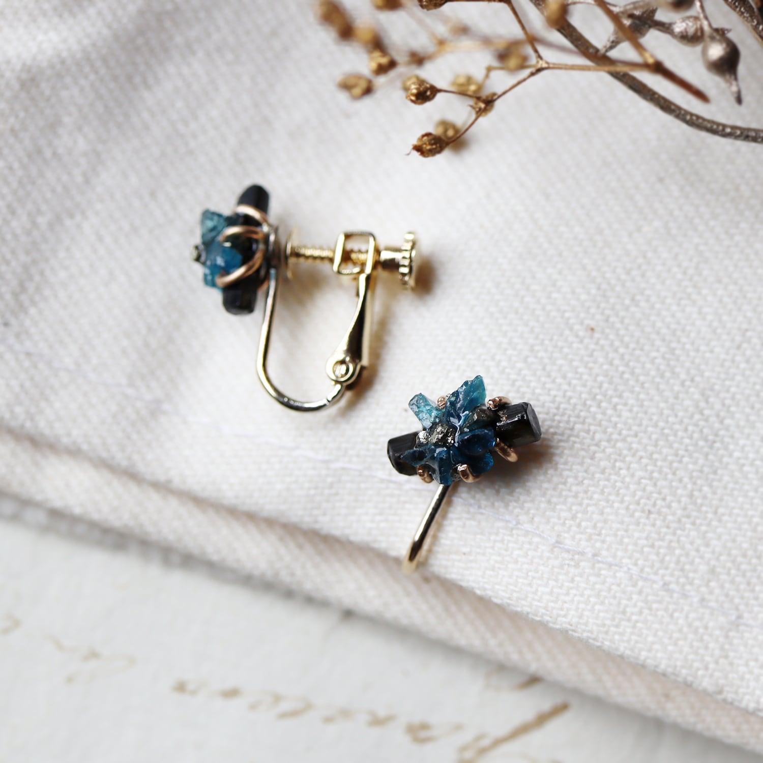 ブラックトルマリンとアパタイトのピアス | witch/花石:鉱物植物