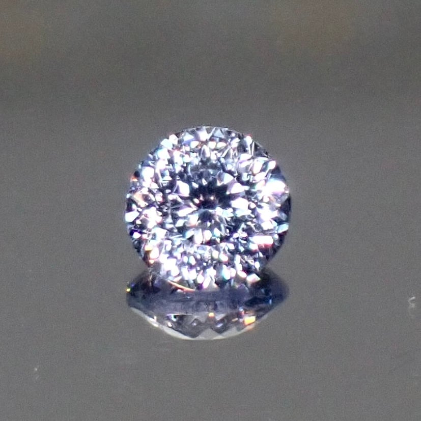 【Bright Brilliant Cut™️ “129 Facets” 】静けさの中、光が踊る 0.25ct 天然サファイア