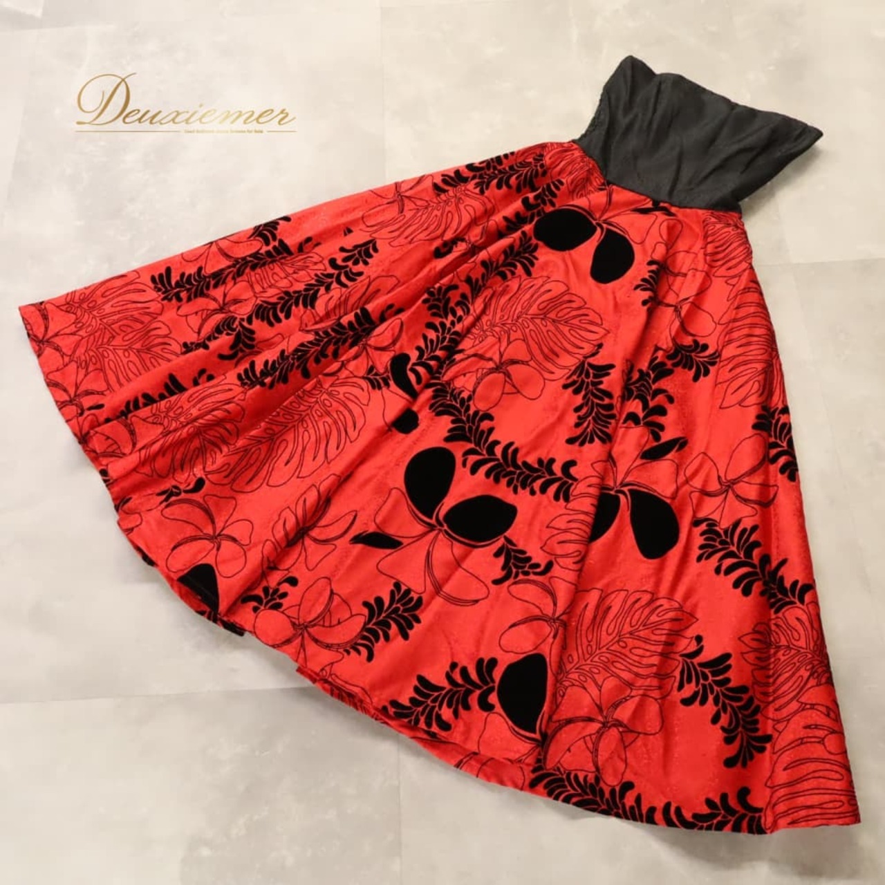 フラダンス 衣装 ALOHA STANDARDS アロハスタンダード ワンピース ドレス レッド系 プルメリア柄 モンステラ柄 花柄 植物柄 ハワイアンプリント ハワイアン アロハ フラ ダンス レッスン 練習 ハワイアンダンス 赤 黒 ブラック系 フレアスカート 華やか 鮮やか かわいい おしゃれ