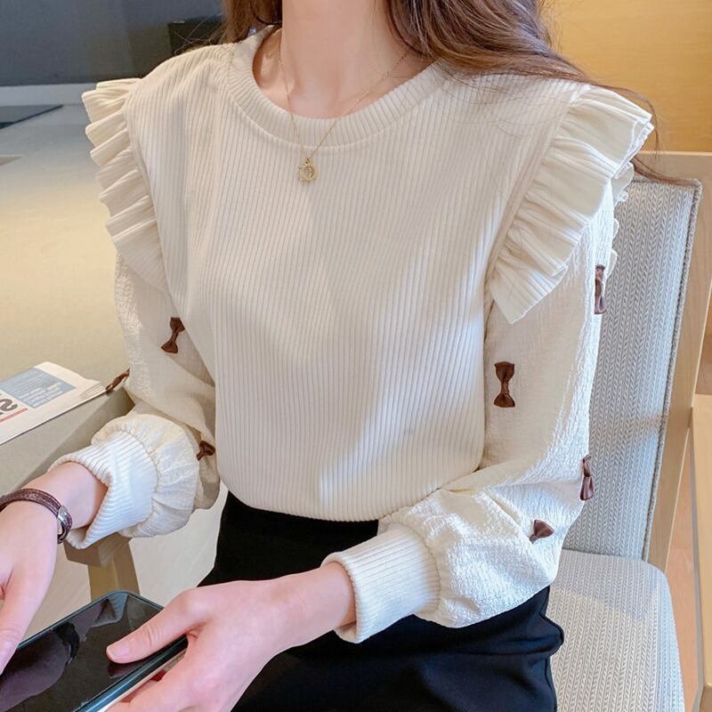 トップス レディース 送料無料 2色 ニット セーター 長袖 ラウンドネック フリル リボン かわいい 大人可愛い きれいめ 上品 清楚 フェミニン おしゃれ お洒落 綺麗 ナチュラル ラブリー キュート ガーリー ロマンチック 抜け感 主役級 存在感 無地 通勤 学生 通学 デート お出かけ 休日 カフェ巡り お買い物 S M L ホワイト 白 ブラック 黒 秋 冬 10代 20代 韓国 韓国系 着回し 普段使い ファッション コーデ モテ トレンド 流行 インスタ映え