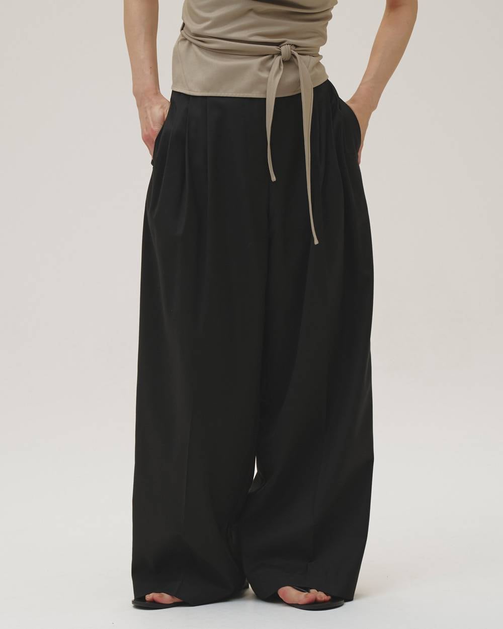 TODAYFUL(トゥデイフル) Lightweight Tuck Trousers | サウスオレンジ