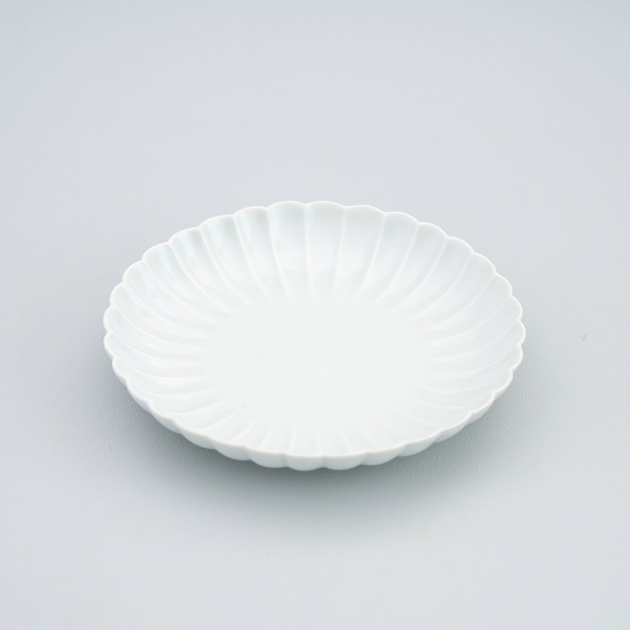 白マット菊彫り 7寸皿 (21cm) | plato 田中陶器店 │ 有田焼・伊万里焼