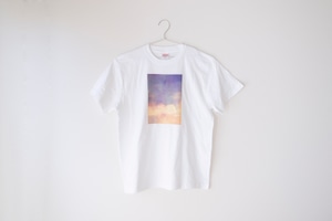 黄色い雲と湖の、Tシャツ