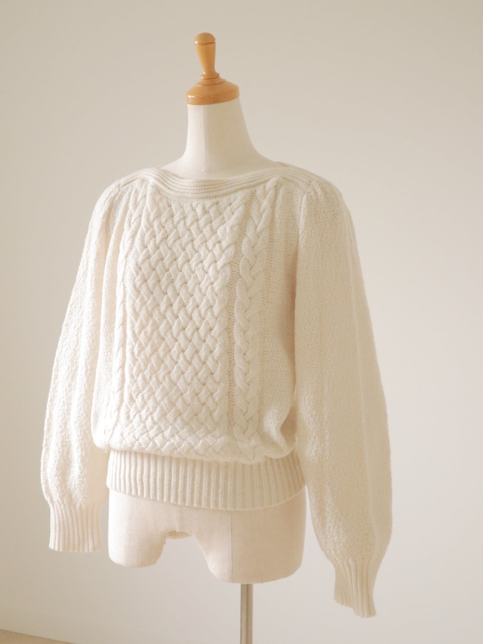 ●front cable design sweater