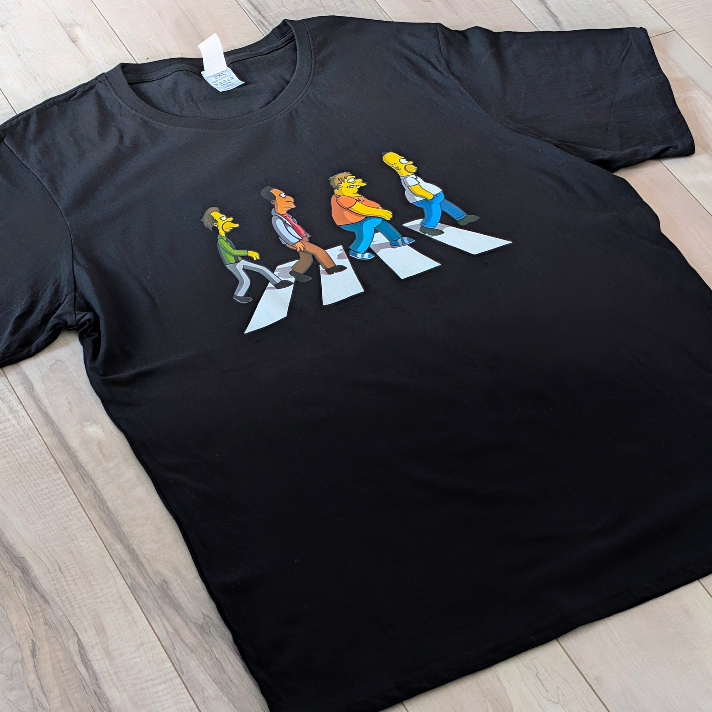 【 ザ・シンプソンズ（The Simpsons）】モーの酒場常連Tシャツ / ABBEY ROAD / アビーロード / アビイ・ロード/ Tシャツ〚アメリカン雑貨 アメトイ〛