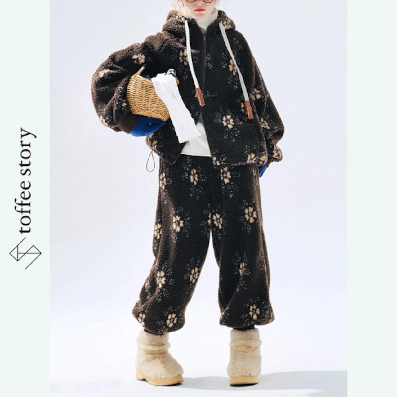 白い花が咲くダークブラウン・アートフリースパンツ 《i0809》