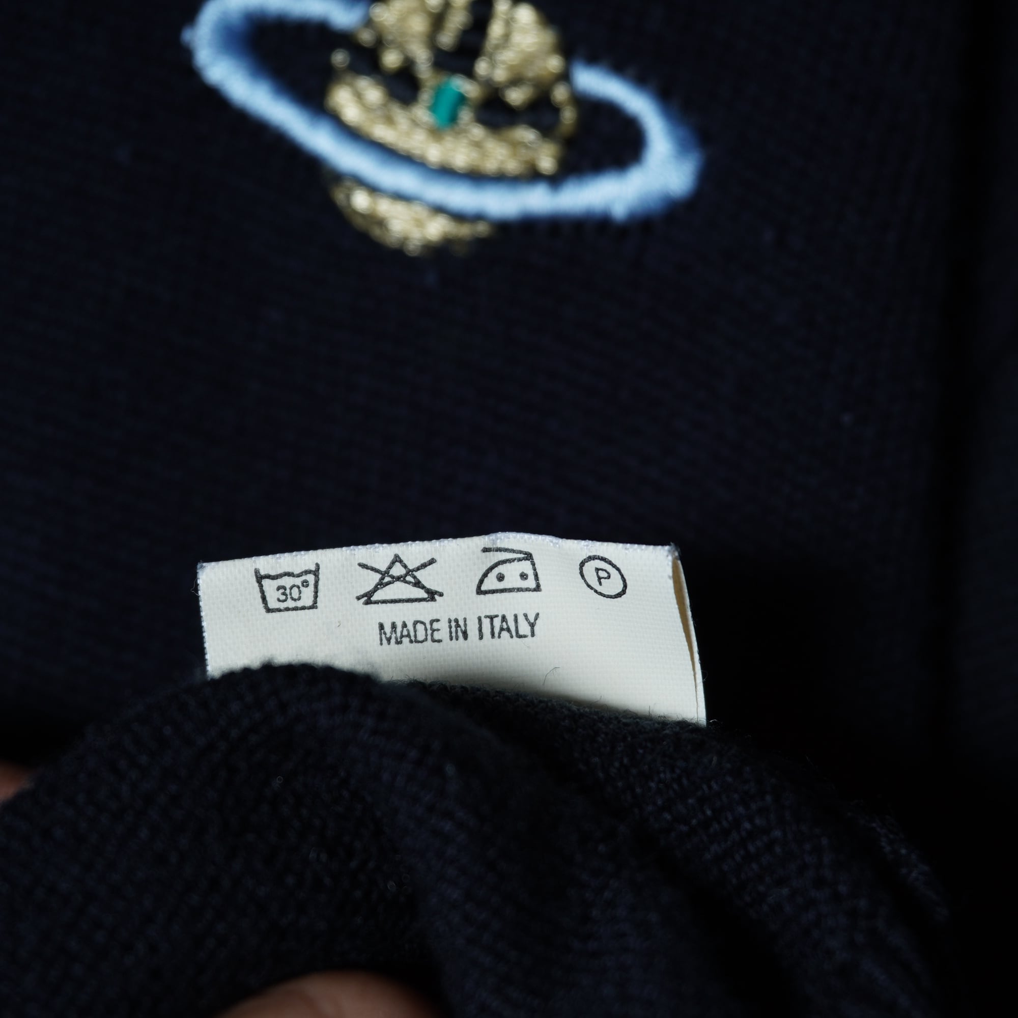 Vivienne Westwood】ヴィヴィアンウエストウッド ”オーブロゴ刺繍”V