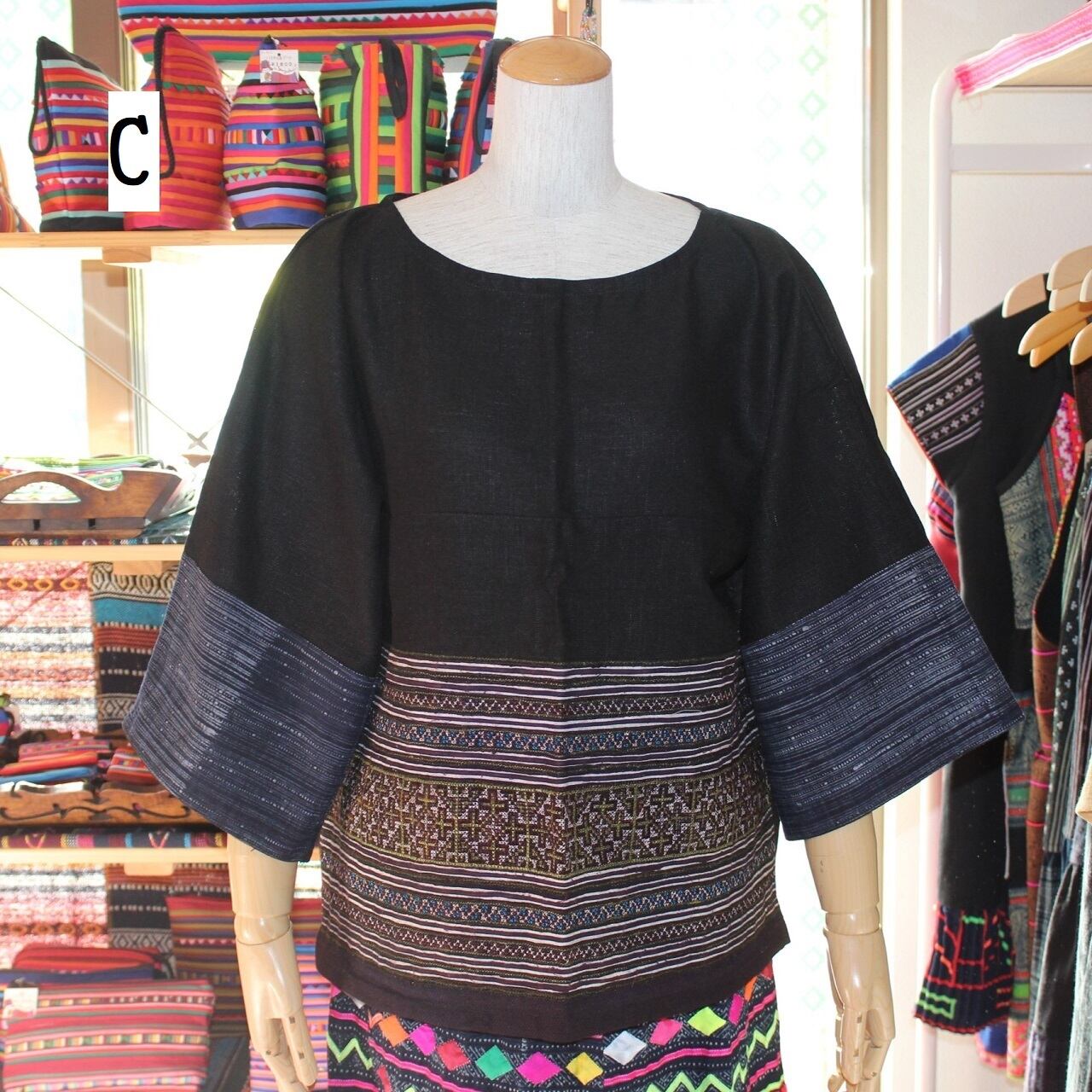 ベトナムモン族刺繍とろうけつ染めのトップス | タイの民族刺繍雑貨