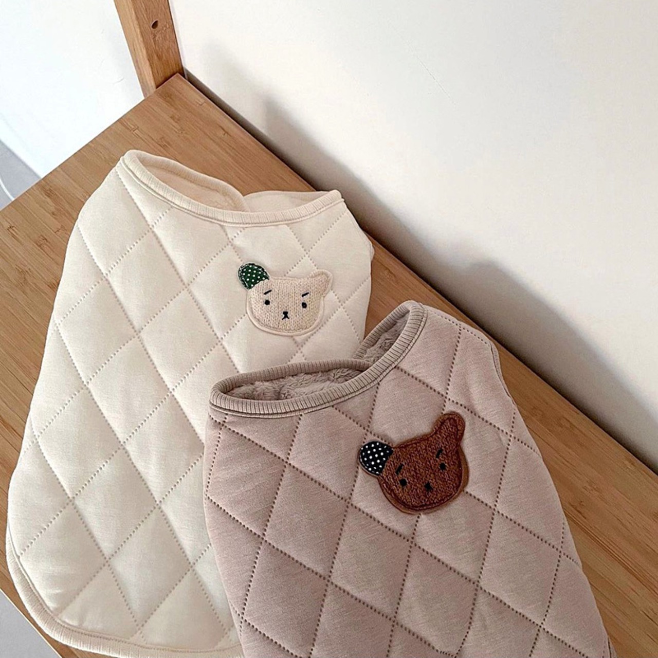 【PET】2色展開韓国風ひし形クマ刺しゅう入り2脚中綿ベスト
