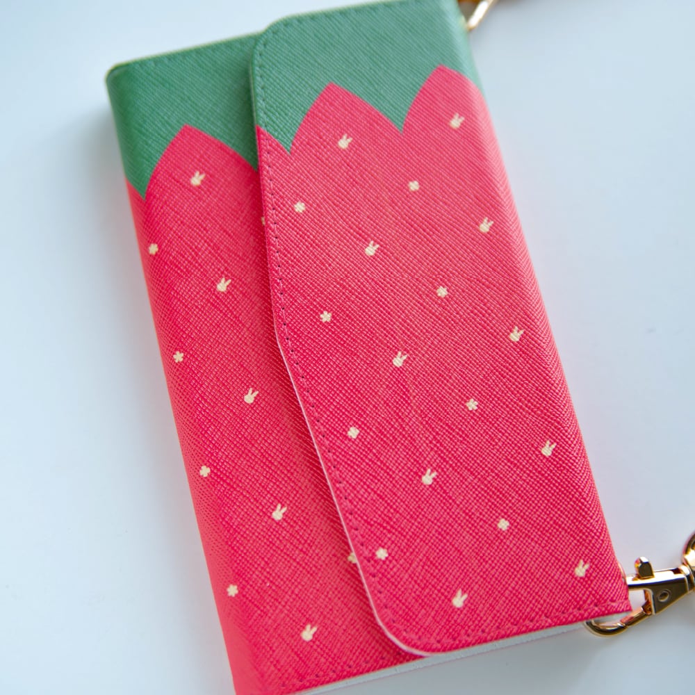 ショルダー付き 三つ折りのウサギスマホケース イチゴ柄 苺