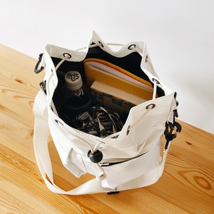Out pocket drawstring bag (white)