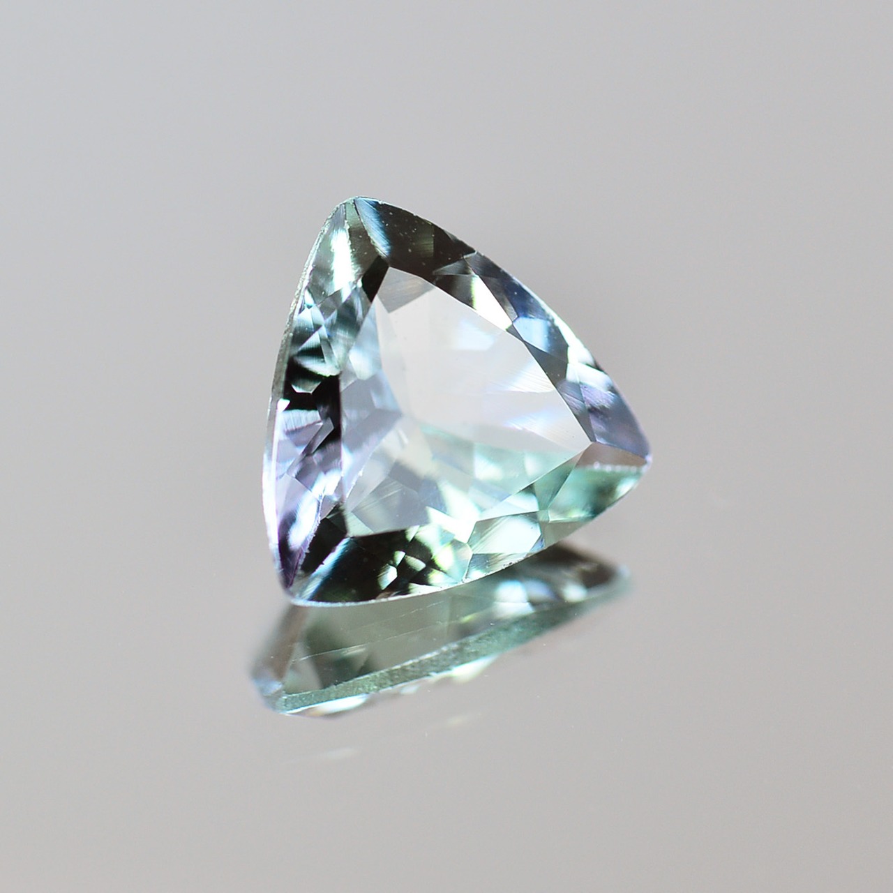 鑑別書付き 非加熱タンザナイト 0.823ct ルース トリリアント バイカラー 系