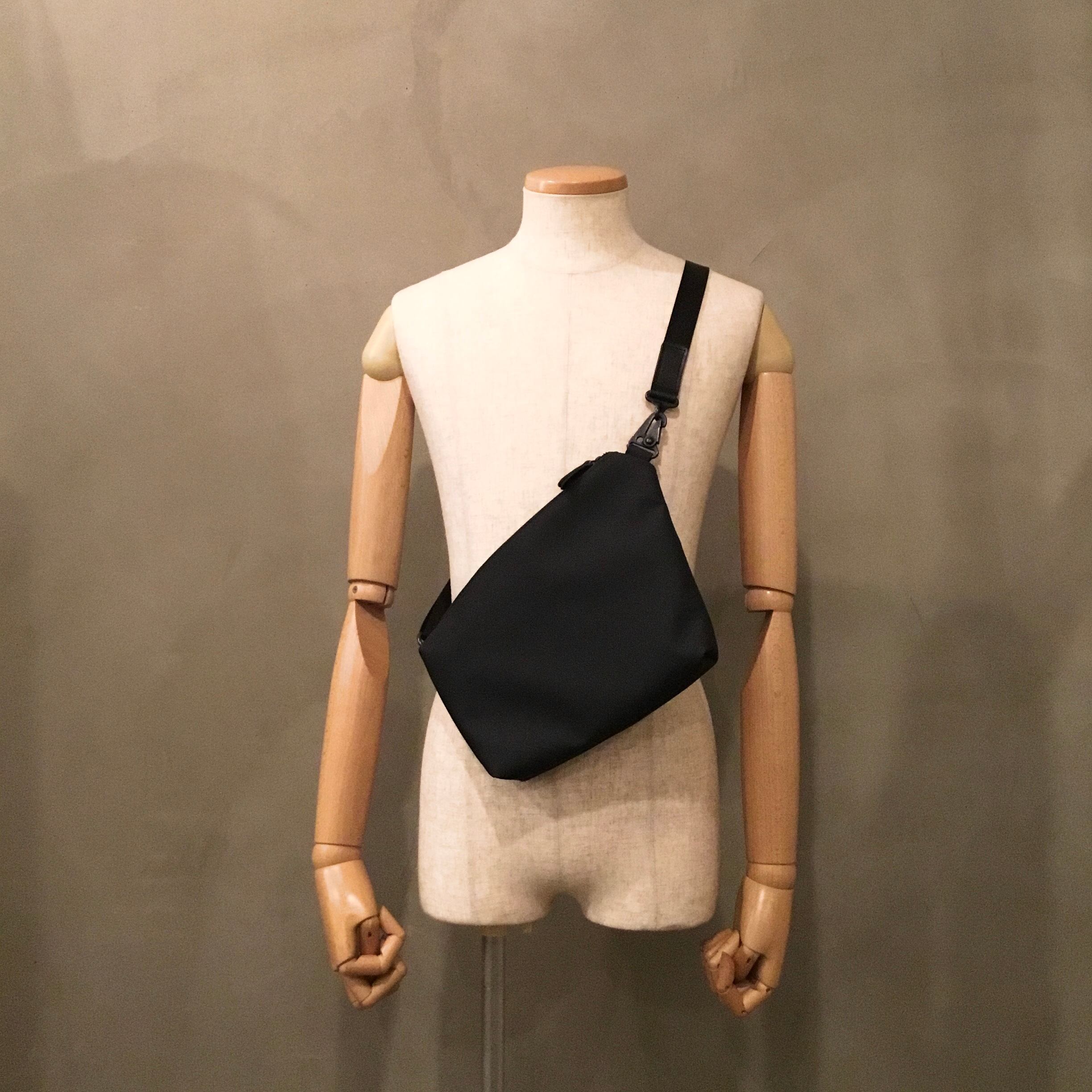 ウレタン樹脂の サコッシュ.ミニショルダー／レスデザイン-LESS