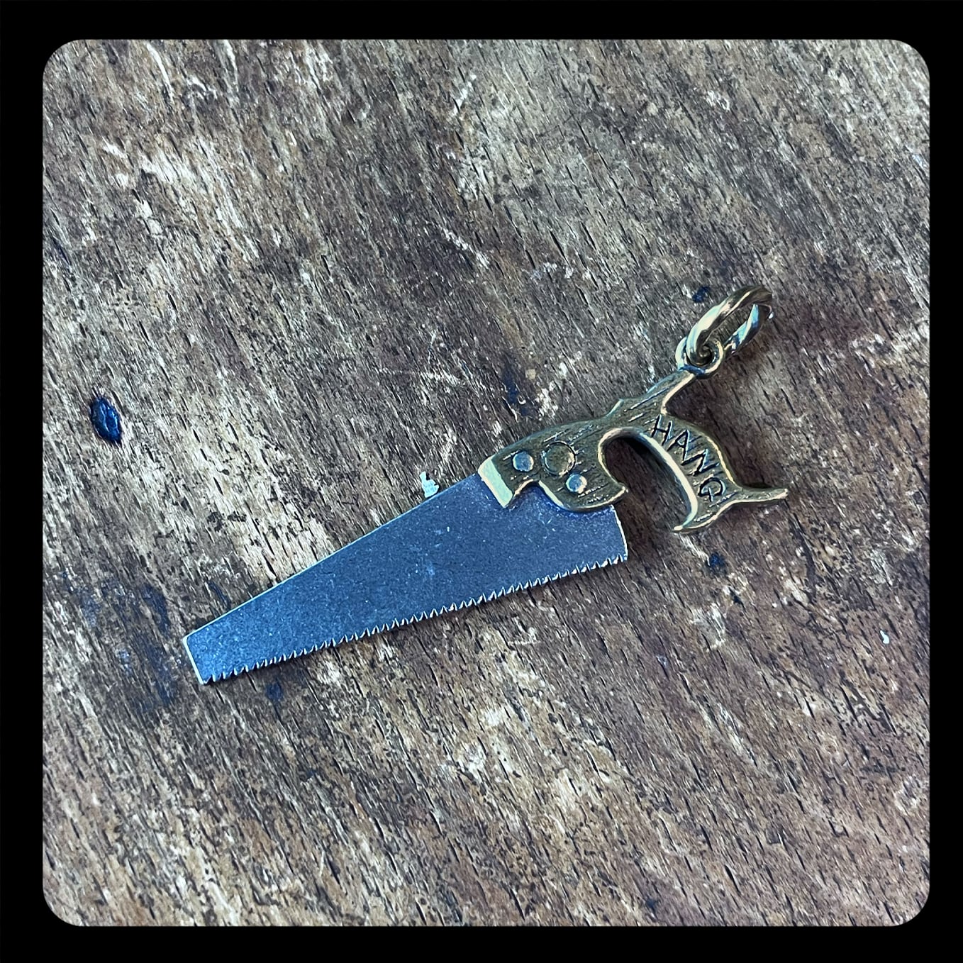 【HANG】Attic Saw 〜屋根裏部屋のノコギリ〜 pendant head ※予約商品