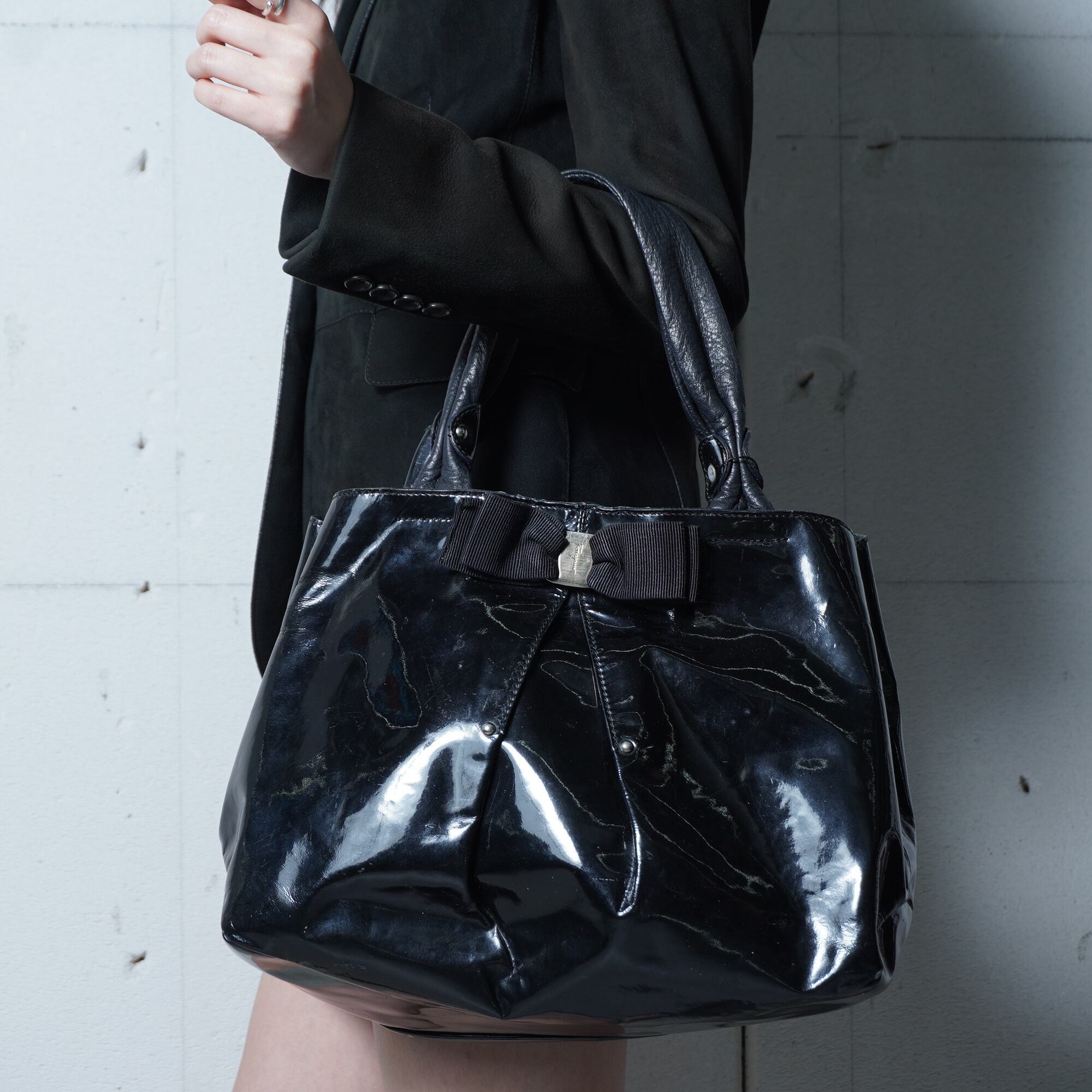 Ferrgamo】フェラガモ ロゴ入 エナメルトート black | MIXHIVE