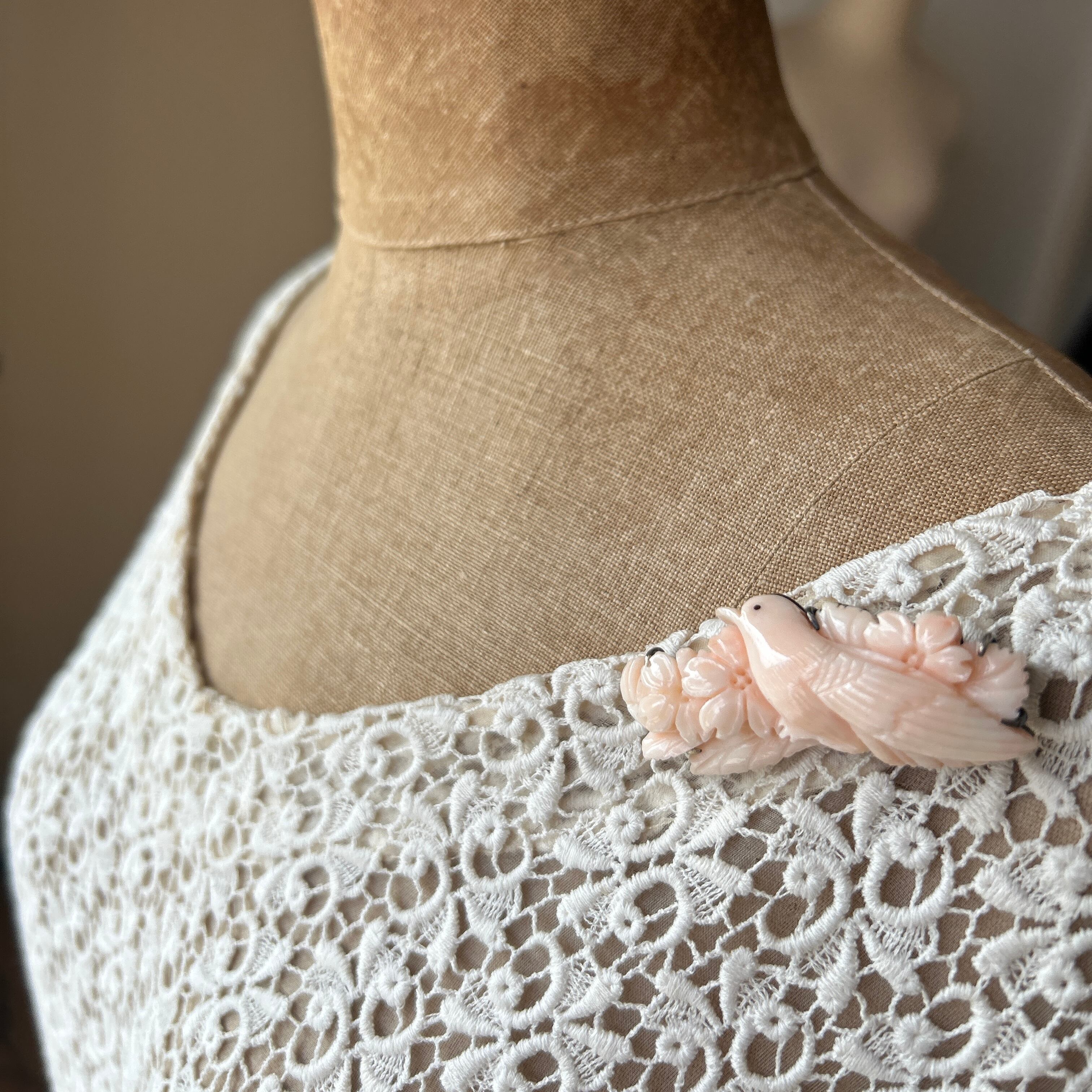 Vintage  薄桃サンゴカービング　桜にヒヨドリのブローチ