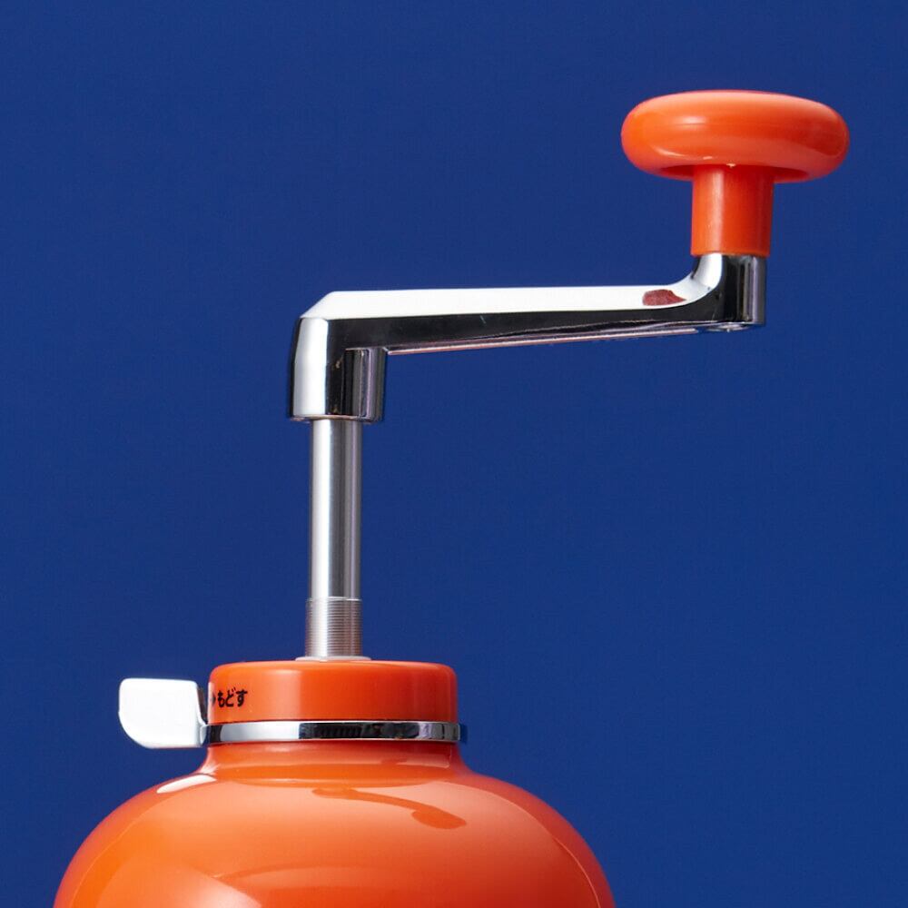 手動かき氷機 AB-100 初代ぎよろちゃん 氷削り器「きょろちゃん」昭和100年のいま再復刻 - 家電 Watch