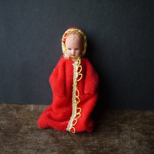 ミニチュアベビー コスチュームドール 赤いおくるみ