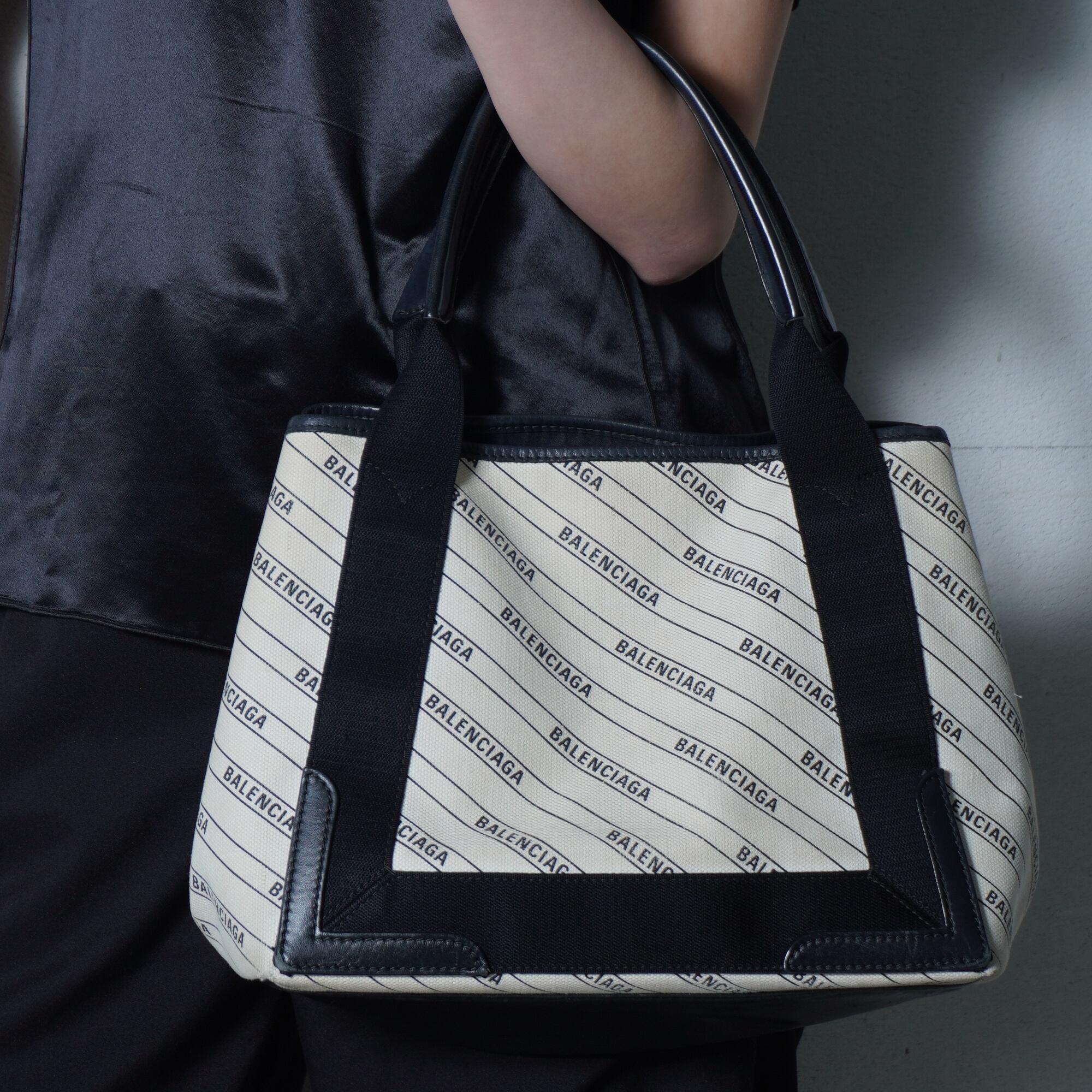 BALENCIAGA ネイビー ストライプ トートバッグ BALENCIAGA】バレンシアガ ロゴストライプネイビーカバストートバッグ
