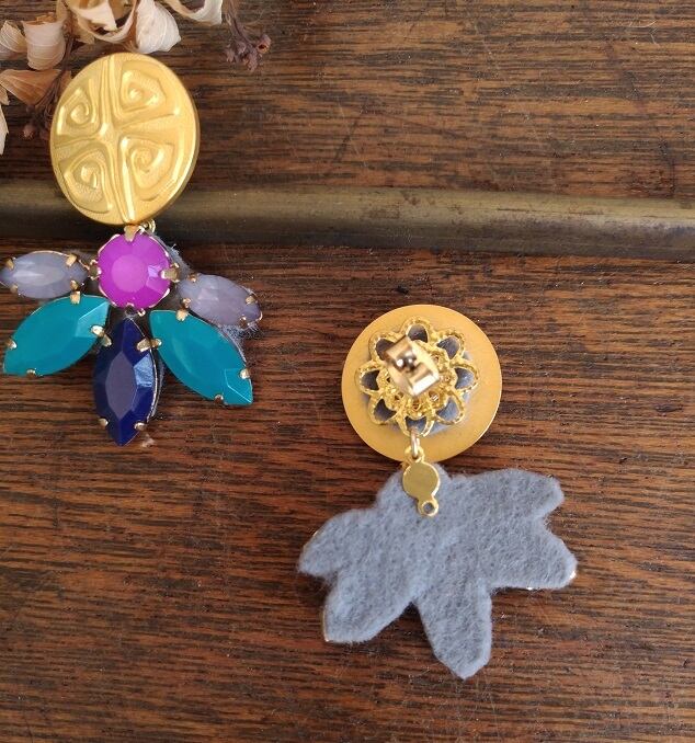 【SALE】レトロボタンとカラフルビジューのピアス