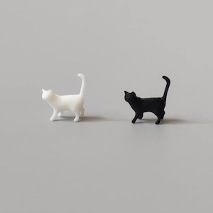 猫 置物 2個セット 黒猫 白猫 ミニチュア フィギュア 小さめ ネコ オブジェ シンプル かわいい 動物 モデル インテリア雑貨 卓上 飾り 棚 デスク 玄関 リビング 撮影小物 商品画像4