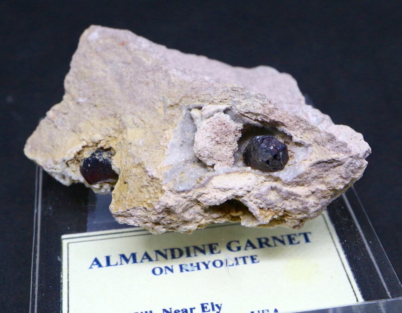 アルマンディン ガーネット 柘榴石 台付き 原石 GN033 鉱物 標本 原石 天然石 