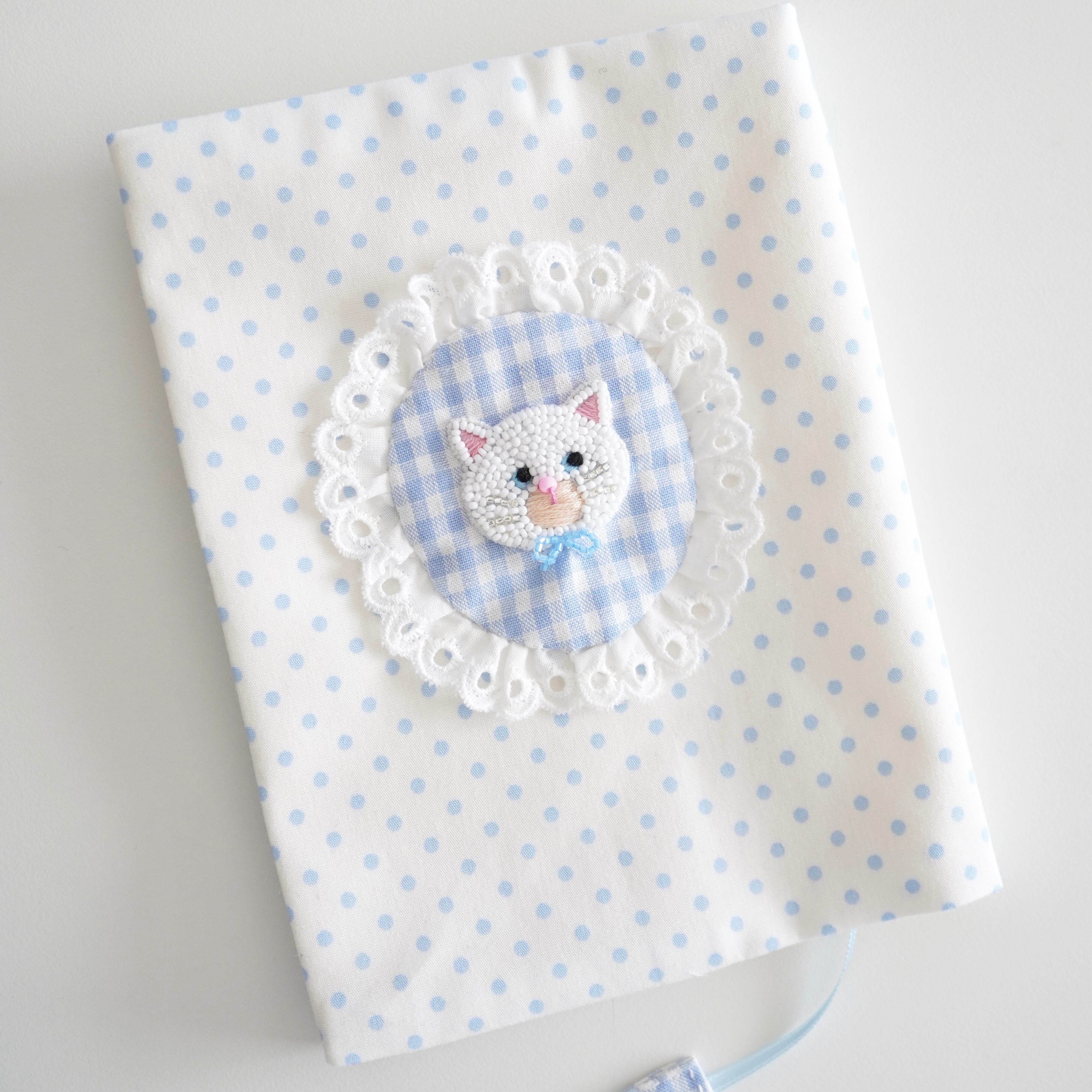 ビーズ刺繍の白猫のブックカバー(水色・白ドット)文庫本サイズ