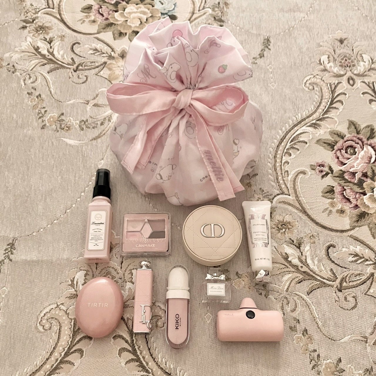 meltie×Sanrio characters satin pouch