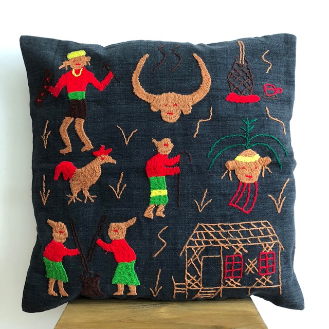 ナガ族 手織り布と刺繍のクッションカバー｜01