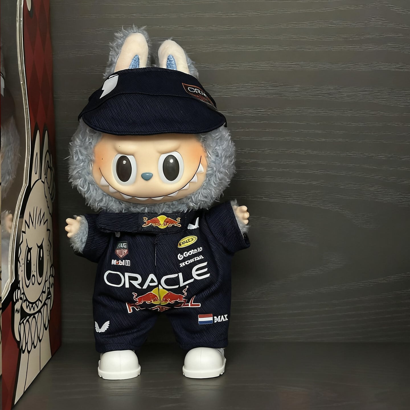 LabubuがF1レーサーに変身✨ヘルメット付き！本格F1レーサースタイル