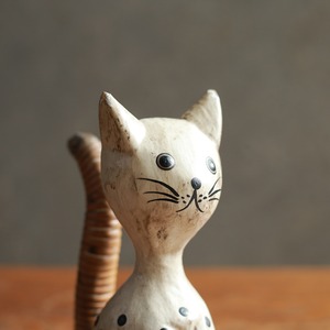 バリからやってきた、味わい深い水玉の猫（白）