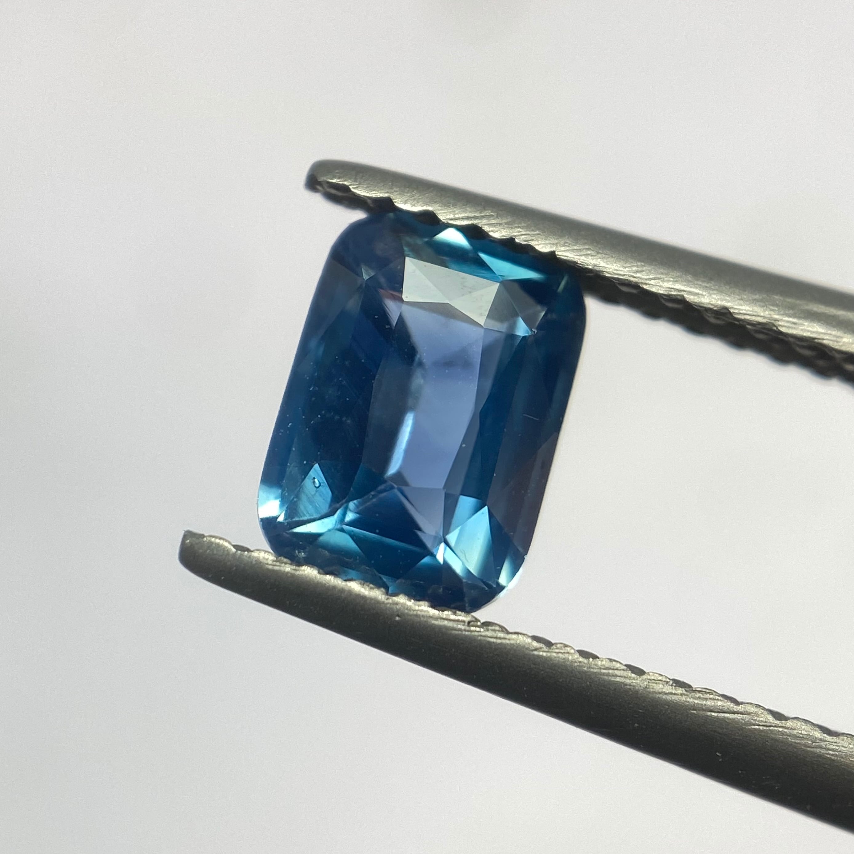 繊細で珍しいブルーのサファイア