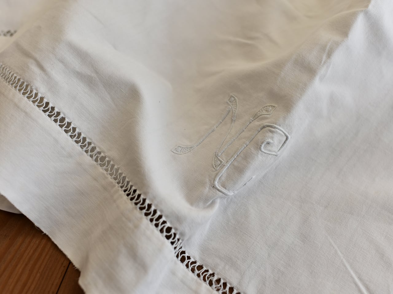 白地にイニシャルが入った裾模様が可愛いリネンシーツ *フレンチアンティーク