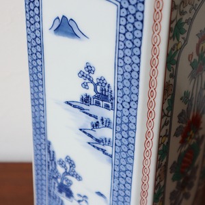 【送料無料】有田焼　８寸角切花瓶　唐草山水（木箱付）