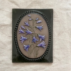 紫色の花の陶板